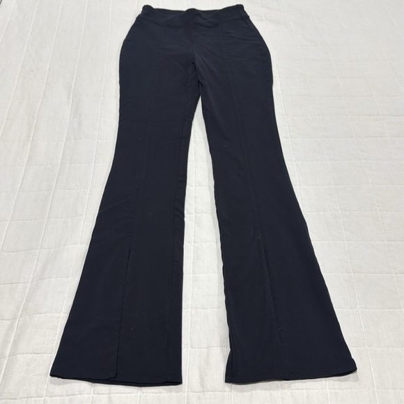 ALO Airbrush Flutter Leggings - Picture 2 of 10